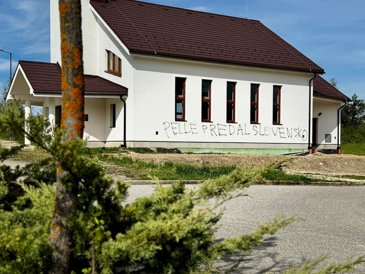 Na rozčarovanie z prezidentských volieb doplatil rozostavaný kostol v Mojšovej Lúčke. Zdroj: zilina.sp21.sk