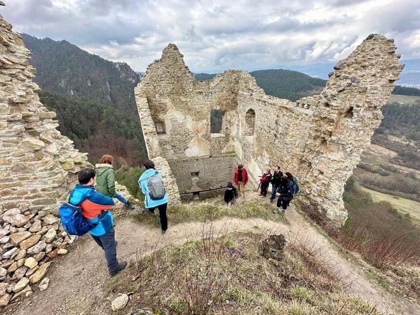V marci na hrad zavítali aj pracovníci Krajského pamiatkového úradu v Žiline, aby si prešli s dobrovoľníkmi ďalšie postupy pri záchrane. Zdroj: FB/Hrad Hričov