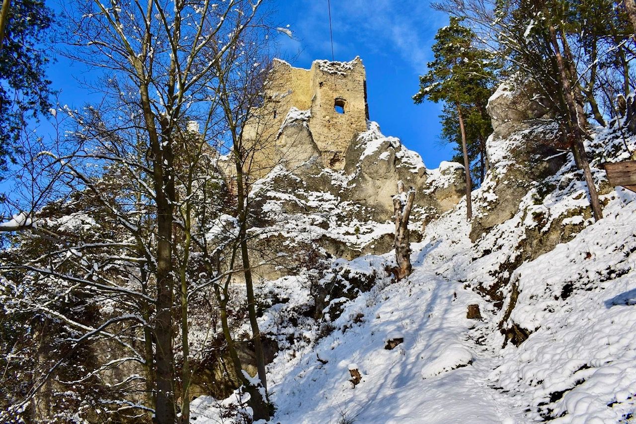 Zima býva pre hradné zrúcaniny najnáročnejším ročným obdobím. Po tohtoročnej nehlásia z hradu Hričov žiadne škody. Zdroj: FB/Hrad Hričov