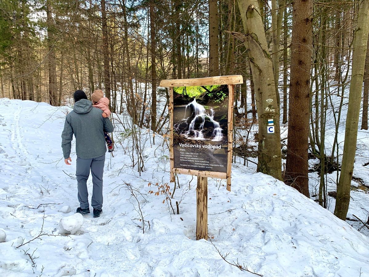 Cesta po modrej značke nás zavedie až k tejto informačnej tabuli, ktorá dáva na známosť, že sme na mieste.