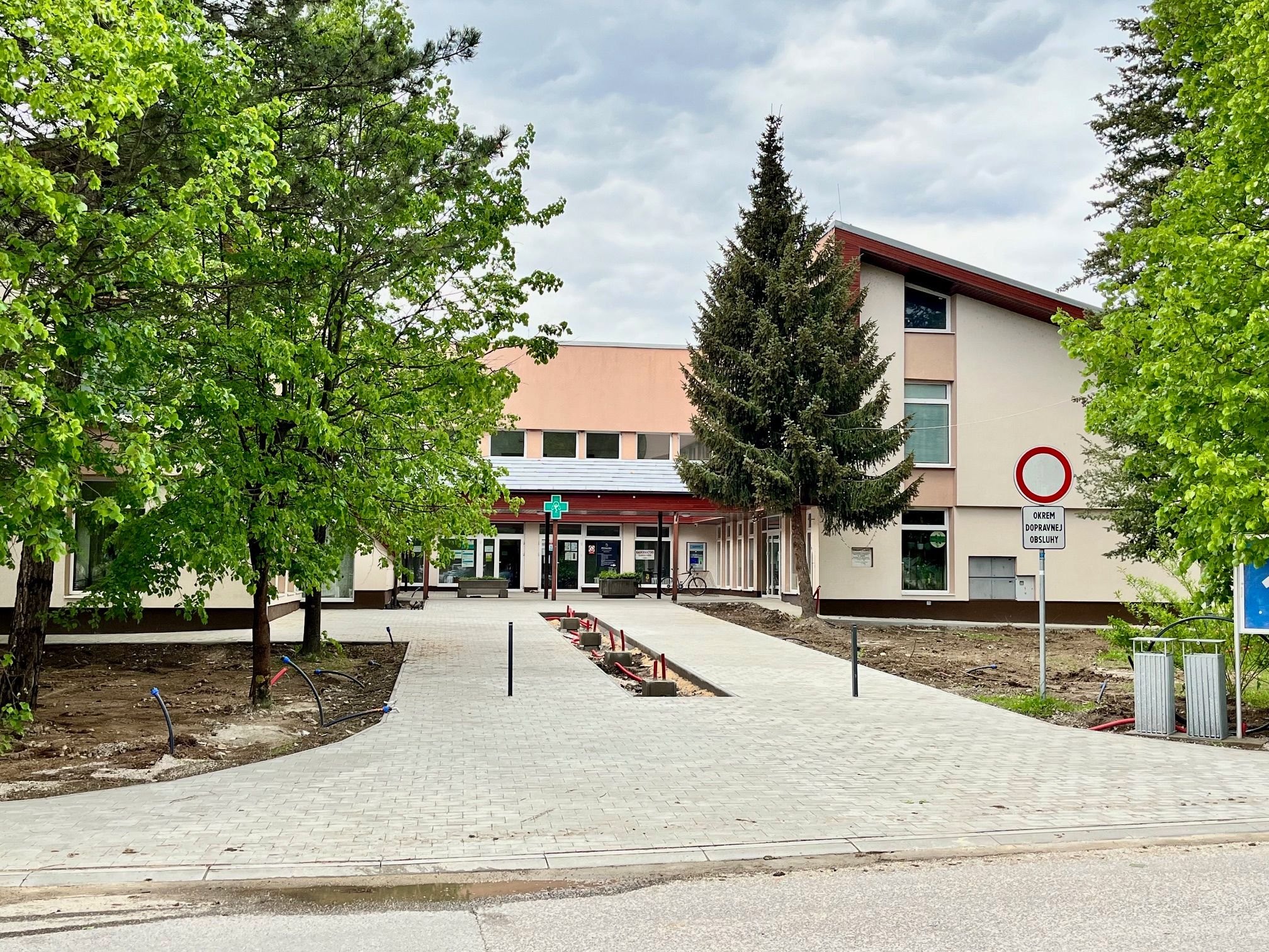 Priestor pred zdravotným strediskom je už viac menej dokončený. Chýba ešte vysadiť zeleň.  Zdroj: zilina.sp21.sk