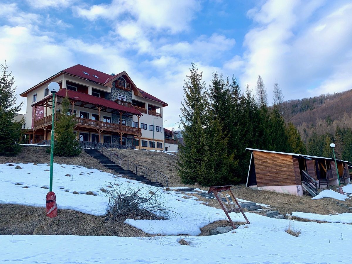 Kedysi obľúbený horský hotel, dnes opustená budova so smutným vzhľadom.