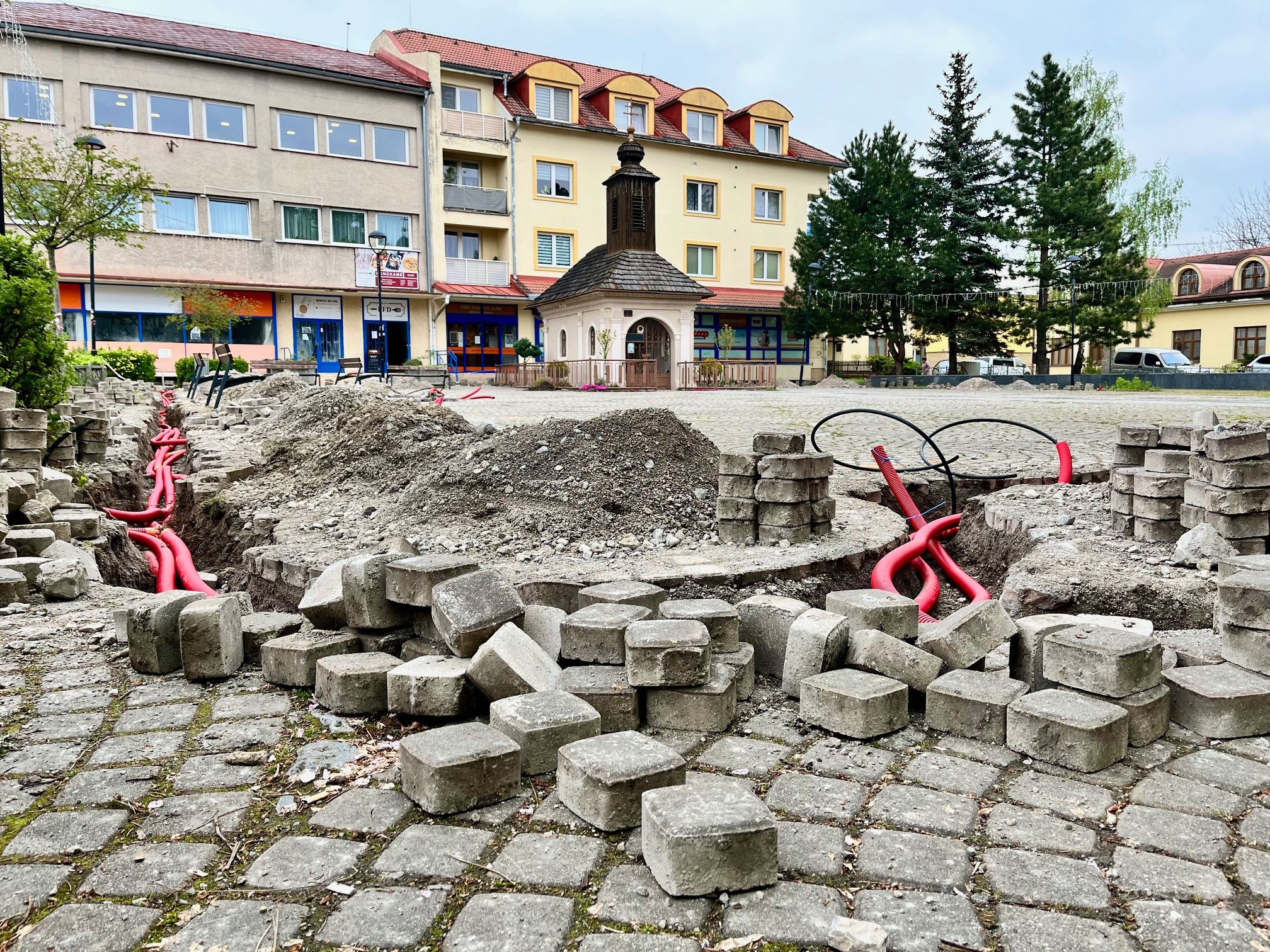 Premenou prechádza aj varínske námestie, kde pribudnú nové kvetináče a lavičky. Zdroj: zilina.sp21.sk