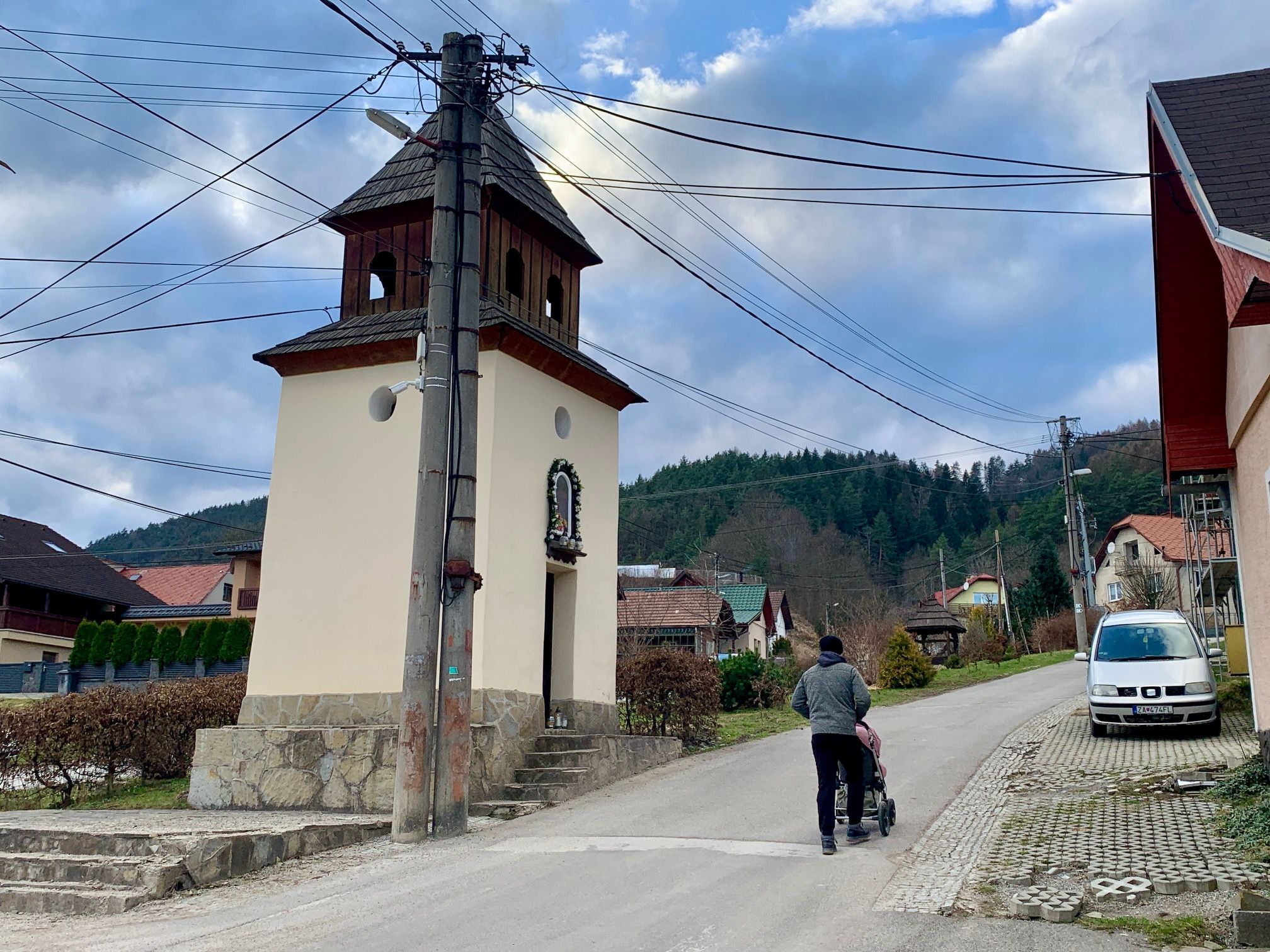 Miestna zvonica bola pôvodne údajne drevená a pochádza z konca 19. storočia. Zdroj: zilina.sp21.sk