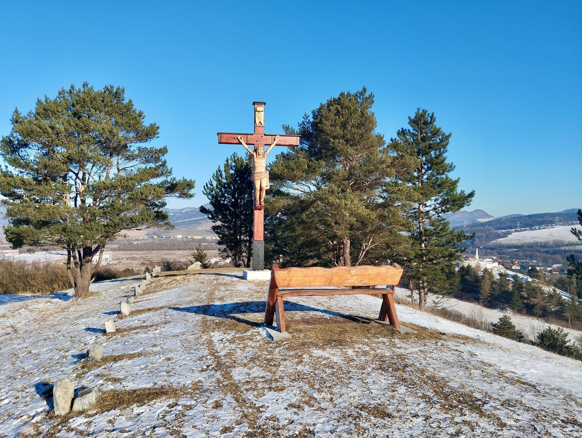 Krížová cesta vznikala dva roky, ako prvý bol postavený veľký drevený kríž na samom vrchu Bôreka. Zdroj: zilina.sp21.sk
