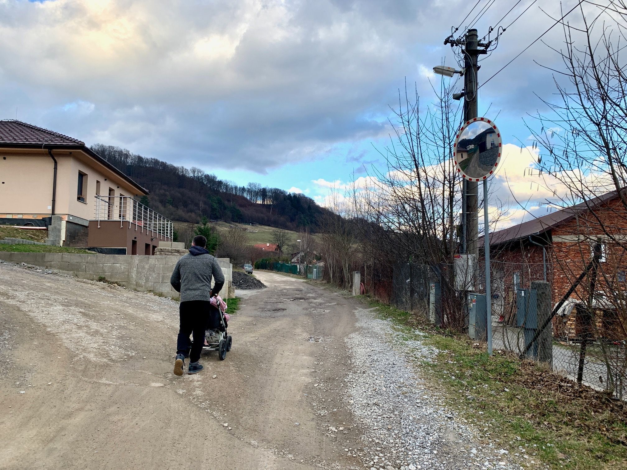 Nad zvonicou bočíme doprava a držíme sa cyklistickej značky, ktorá pokračuje po ďalšej miestnej komunikácii. Zdroj: zilina.sp21.sk