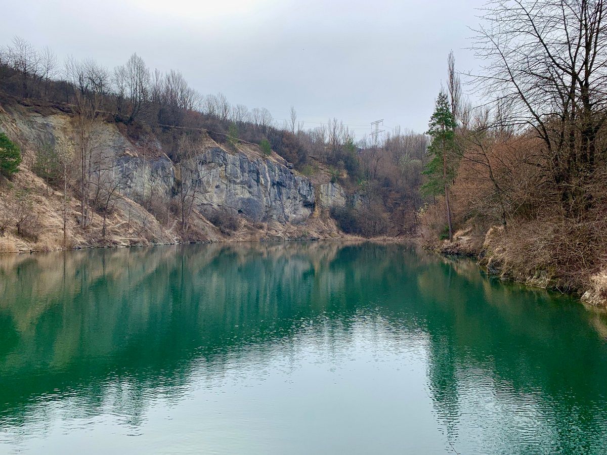 Tyrkysovo-smaragdová hladina láka na kúpanie sa. Spodné prúdy sú však zradné, už na to doplatil životom nejeden plavec.