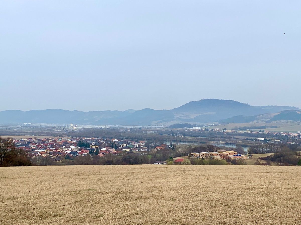 Ak sa necháte chodníčkom doviesť až na lúku, naskytnú sa vám takéto panoramatické výhľady. No nie je to krása?