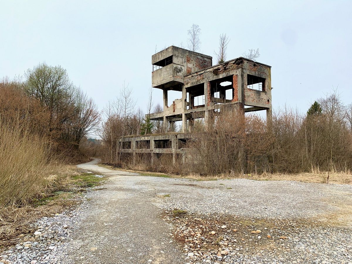 Pri bývalej bani sa do dnešného dňa zachovala budova starej drvičky na asfalt.