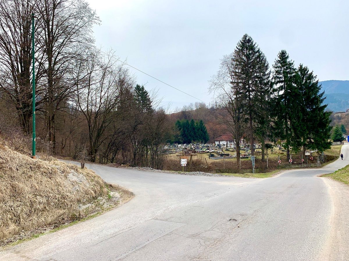 Lom sa nachádza na rozhraní obcí Varín a Nezbudská Lúčka. Pred Nezb. Lúčkou odbočte doľava, ešte pred cintorínom.