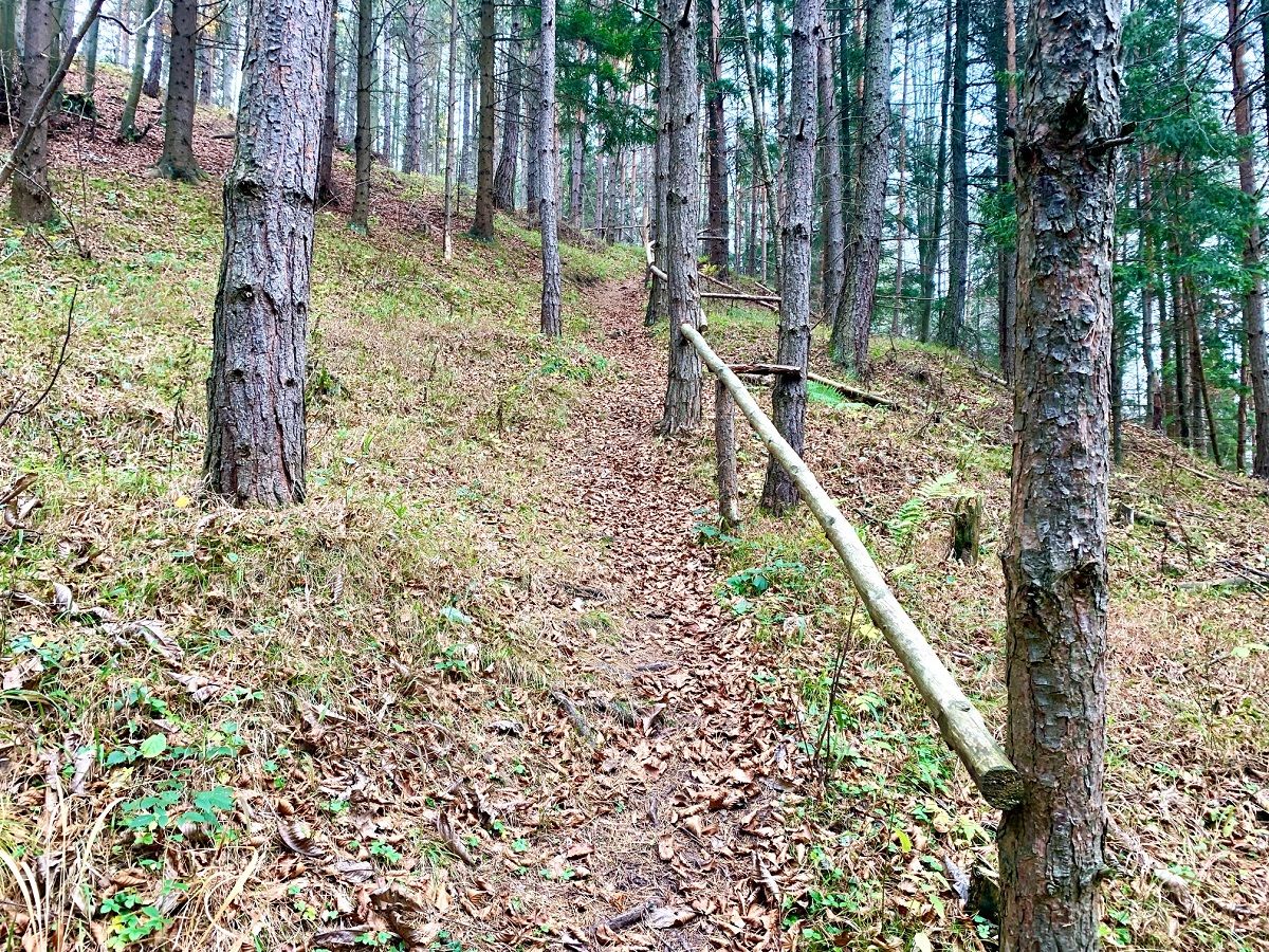 Stúpame do kopca popri drevenom zábradlí. Náš cieľ je na dosah. 