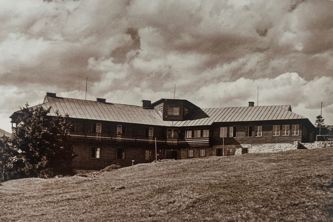 Chata v roku 1961. V okolí chaty sa nachádzali krásne lyžiarske vleky, ešte v máji sa tu zvyklo lyžovať.