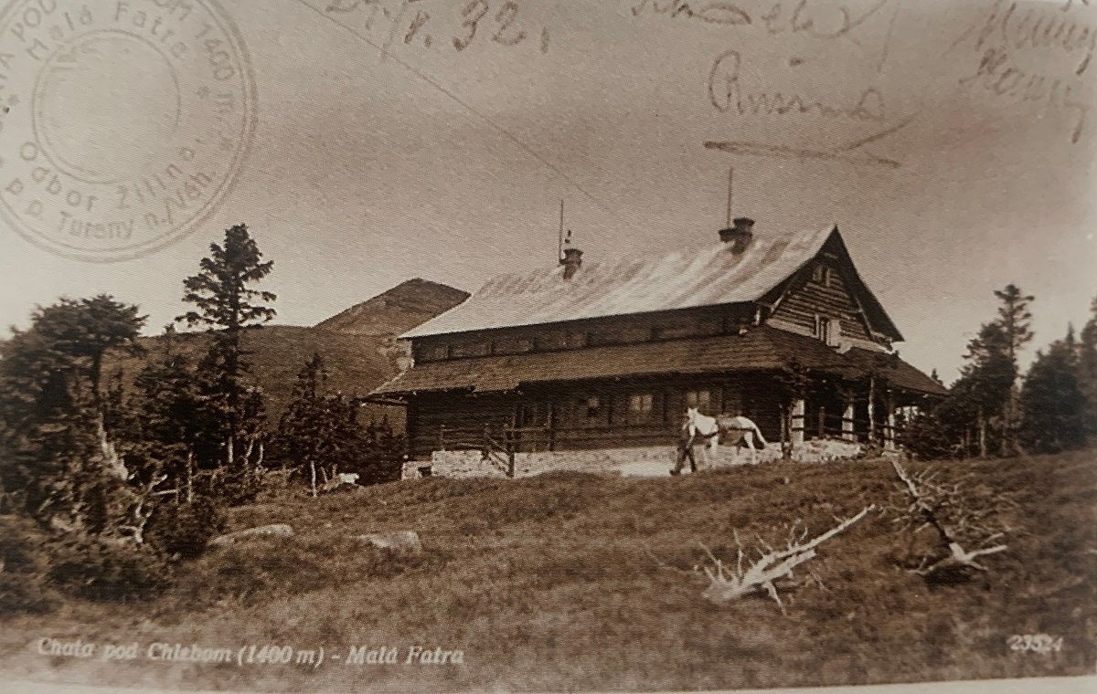 Pohľadnica prvej Chaty pod Chlebom z roku 1932, dva roky po jej výstavbe.