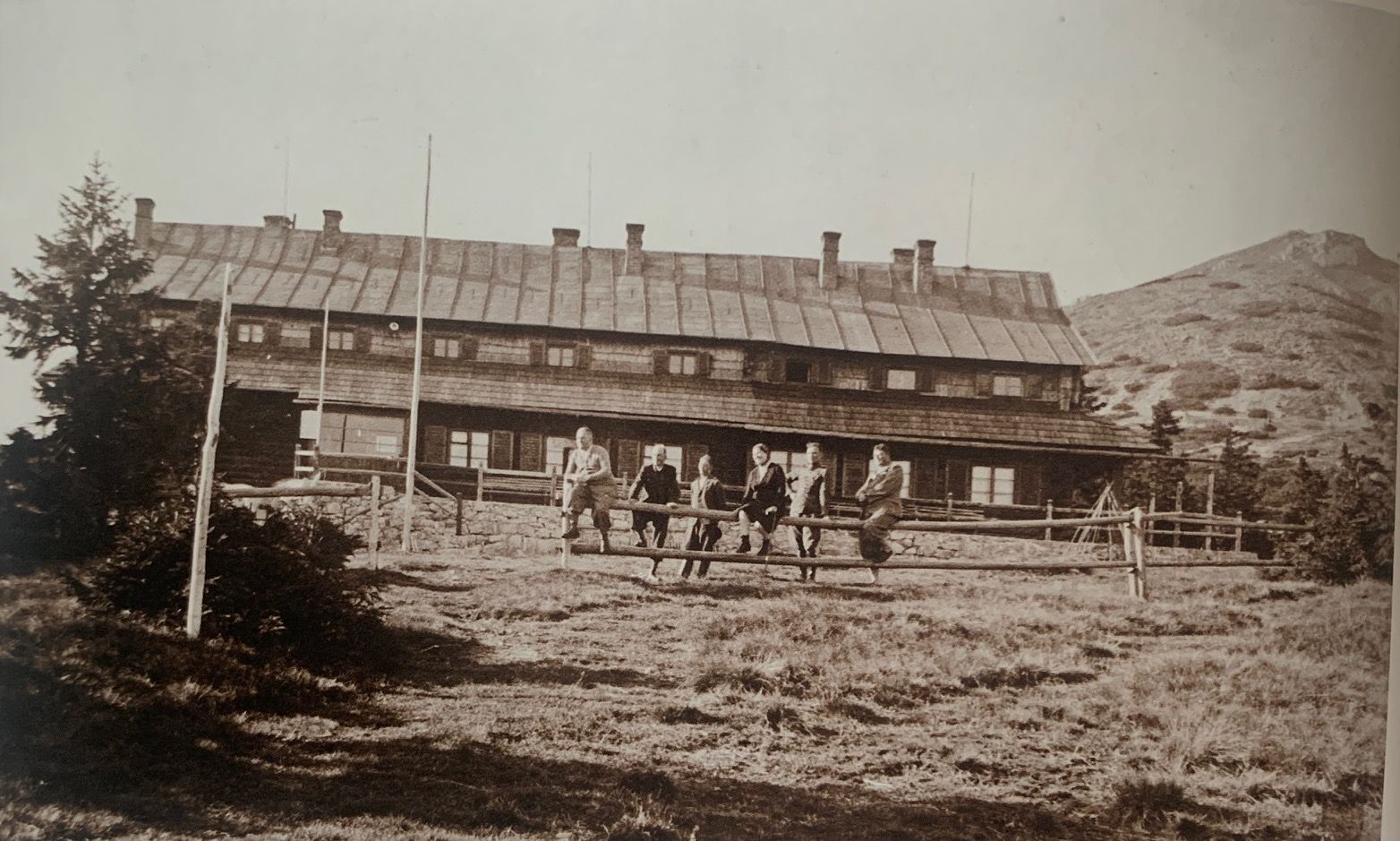 Chata pod Chlebom v roku 1937, keď ju opätovne rozšírili.