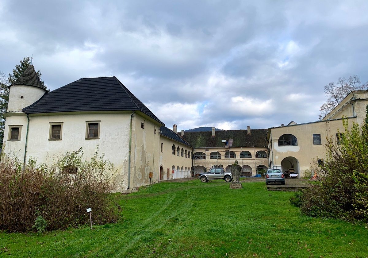 Poslednou väčšou rekonštrukciou prešiel kaštieľ v 70. a 80. rokoch.