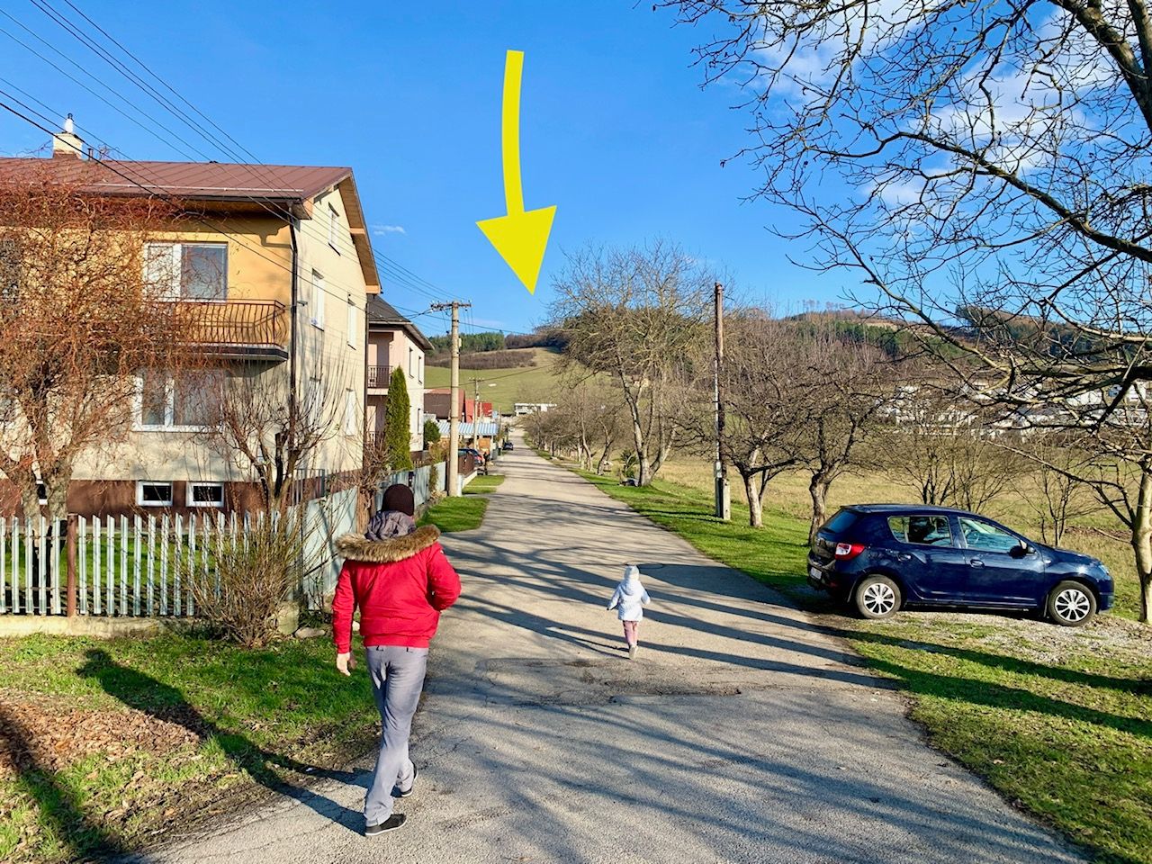 Náš výlet začíname na Ulici Na záplotí na začiatku Nededze (od Gbelian). Žltá šípka ukazuje približnú polohu kalvárie.