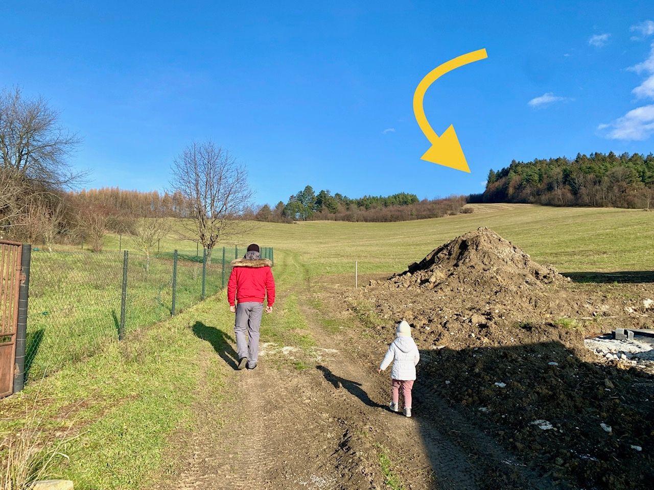 Z asfaltovej cesty plynule prechádzame na lúčnu cestu, ktorá sa vinie nahor. Pripravte sa na mierne stúpanie.