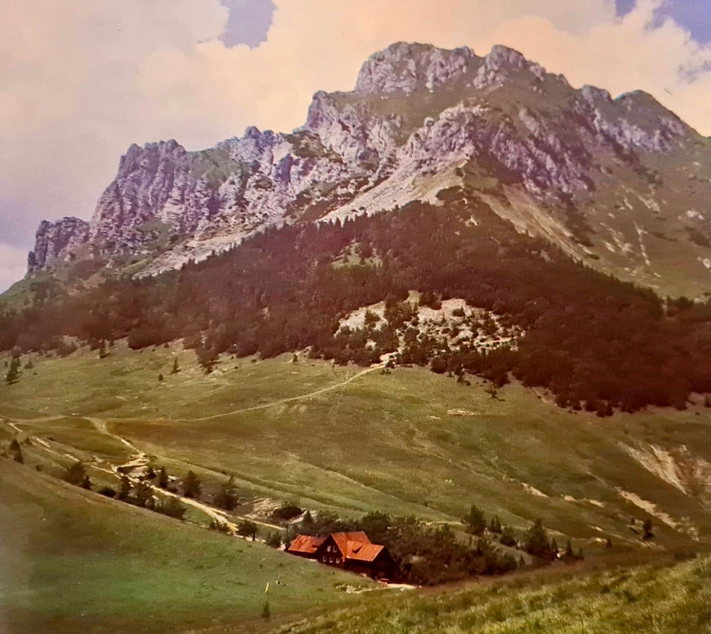 Chata síce vyhorela pred 37 rokmi, dodnes však žije na historických fotografiách a v spomienkach pamätníkov.