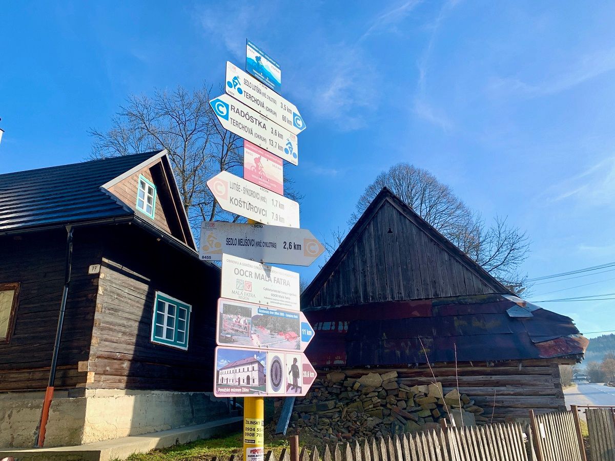 Túru začíname pri obecnom úrade, ktorý je situovaný pri hlavnej ceste. V jeho blízkosti je umiestnený turistický smerovník, kde sa môžete zorientovať.