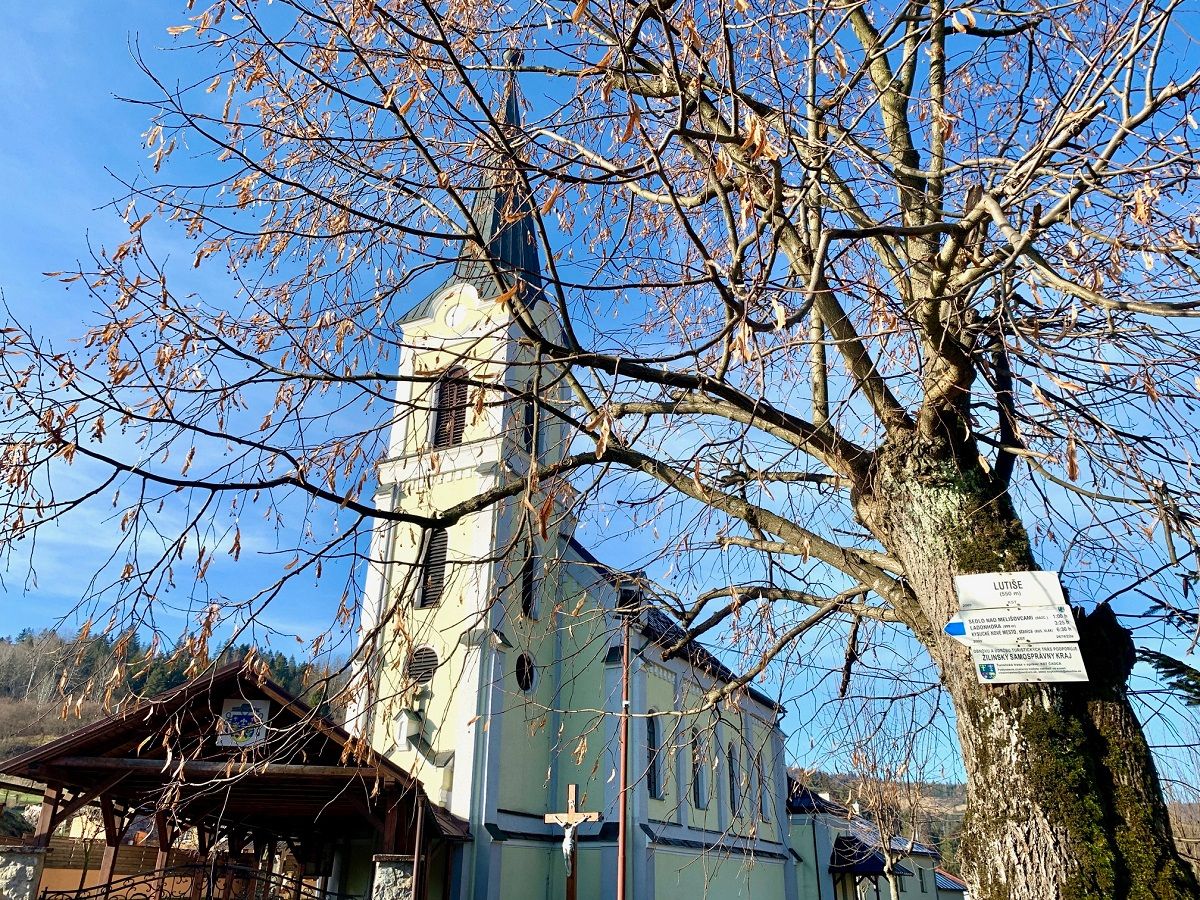 Miestny kostol zasvätený sv. Štefanovi sa začal stavať v roku 1903.