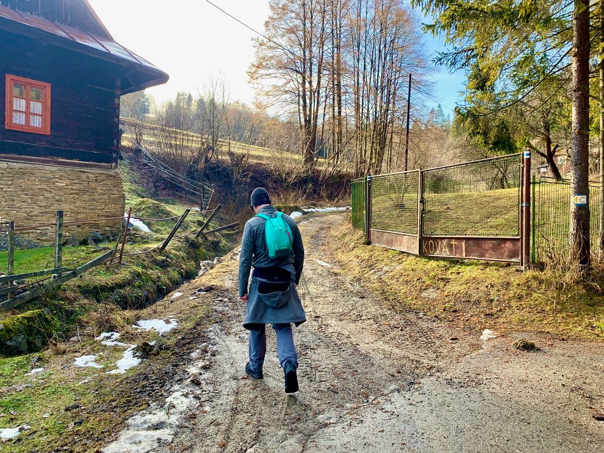 Turistický chodník plynule prechádza do lesnej časti. Dobre sa obujte, chodník môže byť rozmočený.