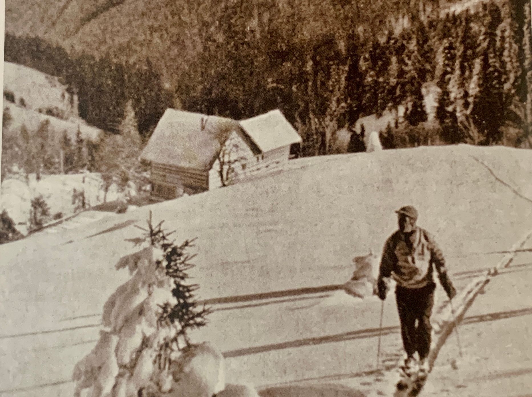 Po J. Weiderovi sa chaty ujala Jarmila Uhrová. Po vypálení fašistami sa chatárke s pomocou klubu turistov podarilo postaviť novú, väčšiu chatu. Fotografia z roku 1947.