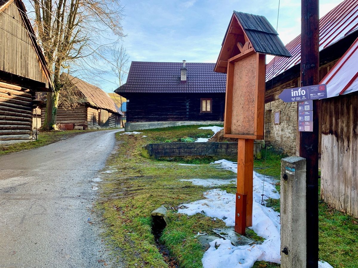 Ak absolvujete výlet s malými deťmi, odporúčame sa vydať ku zvonici po tejto trase, ktorá z veľkej časti vedie cez dedinu a potom prechádza na pastviny. Okrem iného ušetríte aj čas.