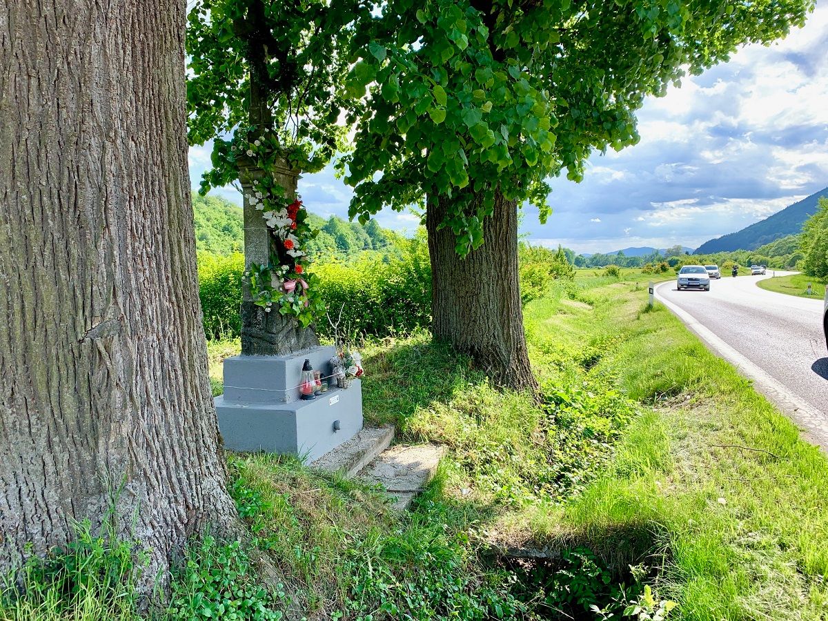 Trasa ku Trom krížom sa začína pri prícestnej kaplnke po pravej strane pri hlavnej ceste zo Žiliny do Belej.