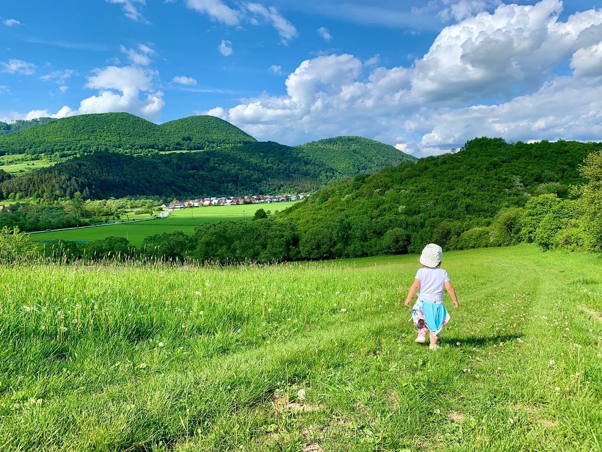 Chodník ku krížom vedie po lúke, z ktorej sa núkajú krásne výhľady na okolie. Napríklad aj na obec Belá.