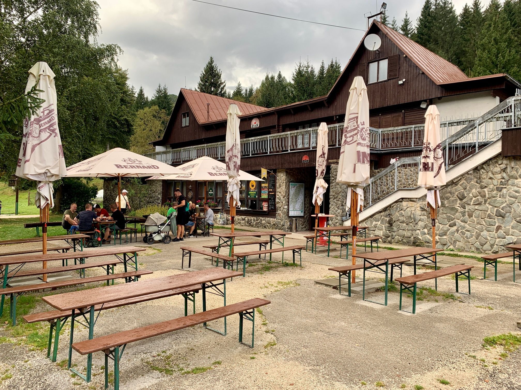 Horská Chata Žiar. Žiadny luxus nečakajte, ale služby a občerstvenie sú na výbornú.