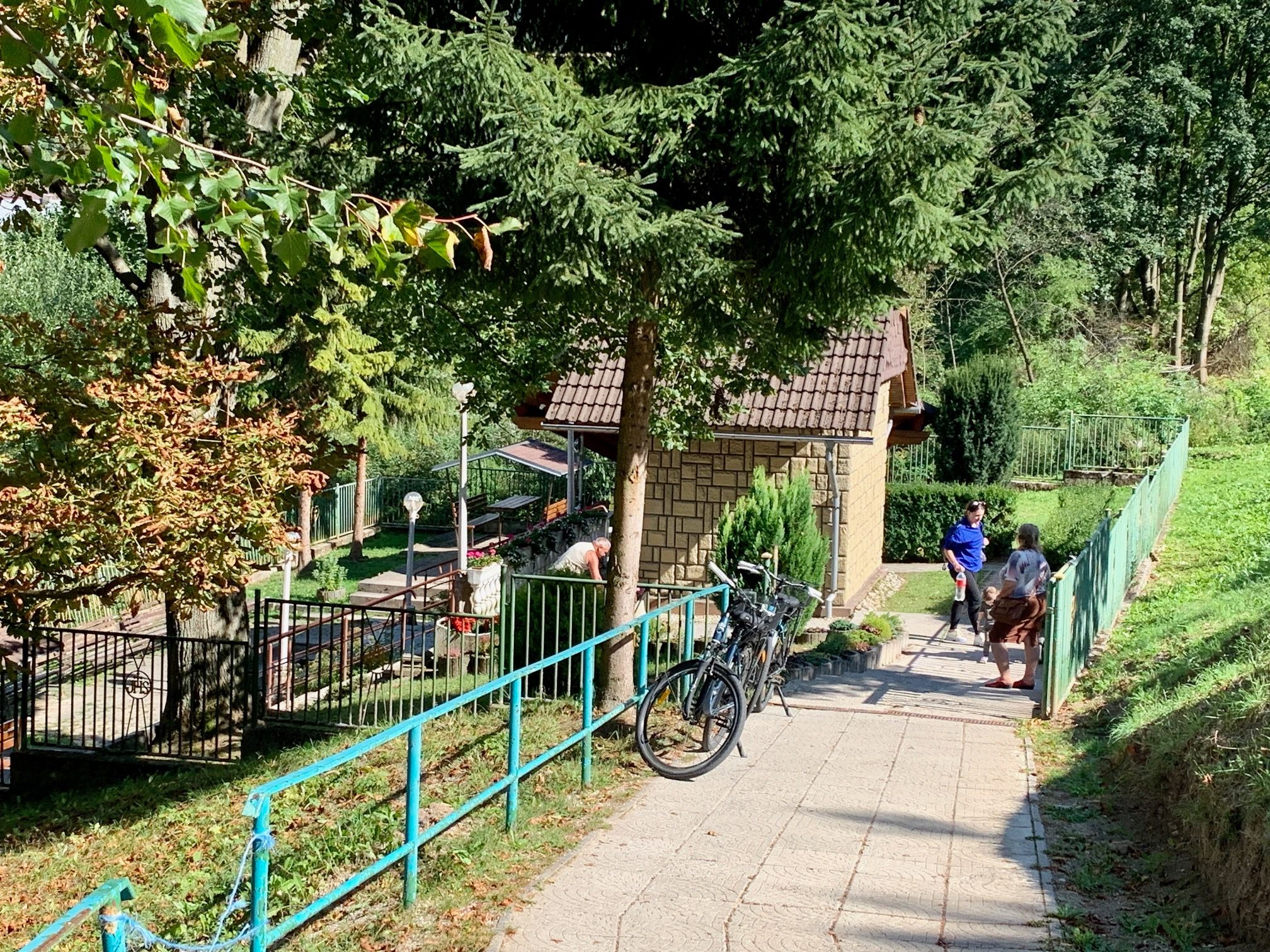 Liečivé pramene vyvierajú pod kopcom, na ktorom je vybudovaná kalvária.