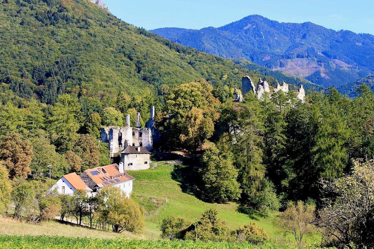 Hrad Sklabiňa z diaľky.