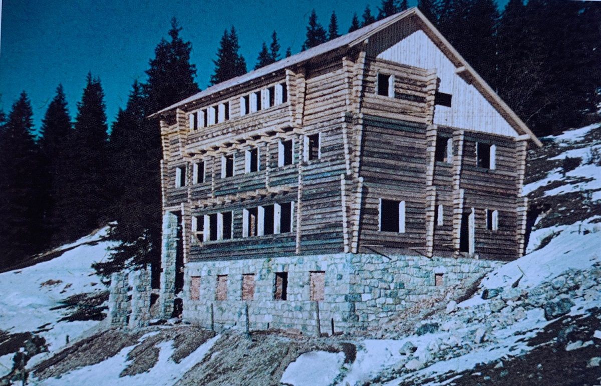 Dokončenie prvej Chaty pod Suchým sa natiahlo až na päť rokov, dôvodom bol rozpad Československa, ktorý výstavbu spomalil. Rok 1940-1941.