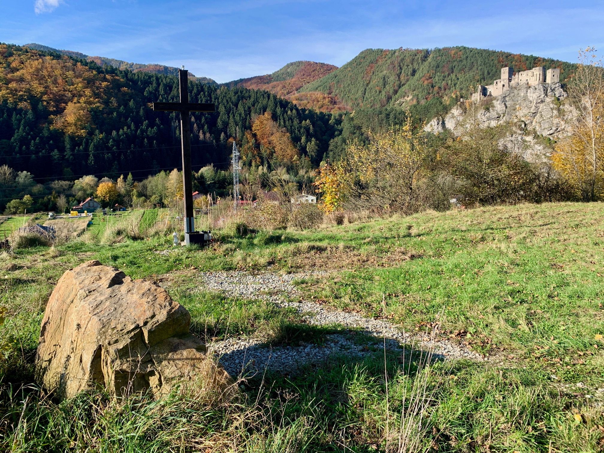 Kalvária končí na vrchu zvanom Hrby, odkiaľ sa núkajú krásne výhľady na dedinu aj hrad Strečno. Zdroj: redakcia Žilina SP21