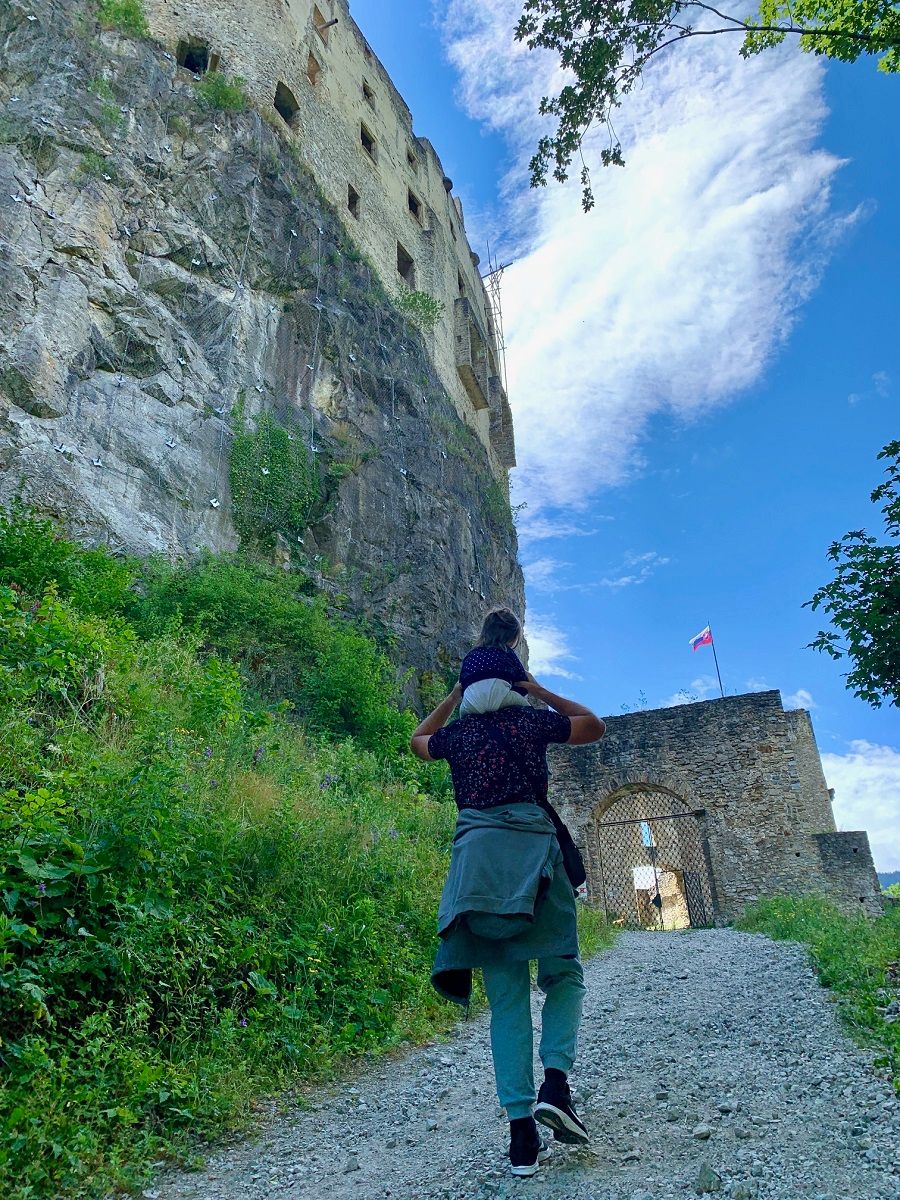 Vstupujeme na hrad! Pripravte sa na to, že je potrebné zaplatiť vstupné.