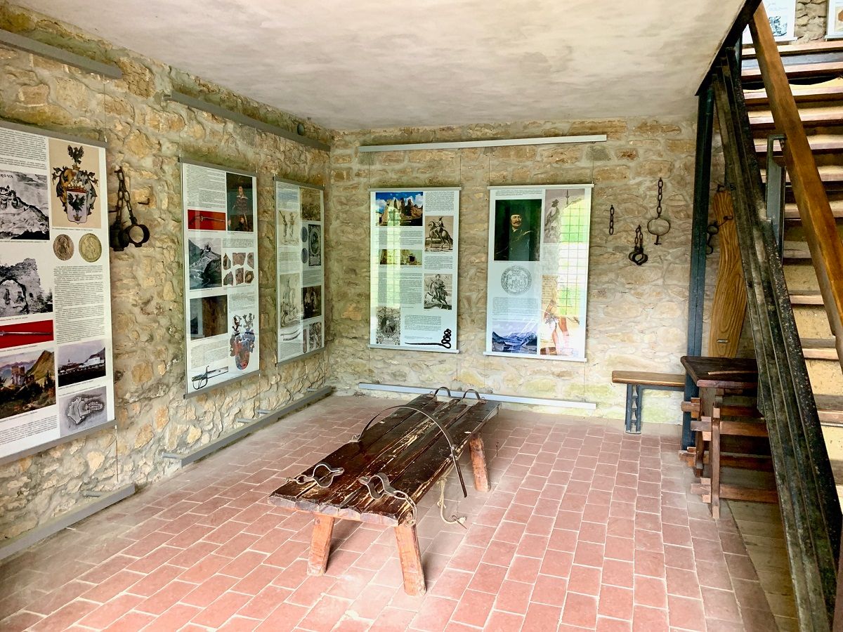 Súčasťou hradnej expozície je aj táto lavica na mučenie.