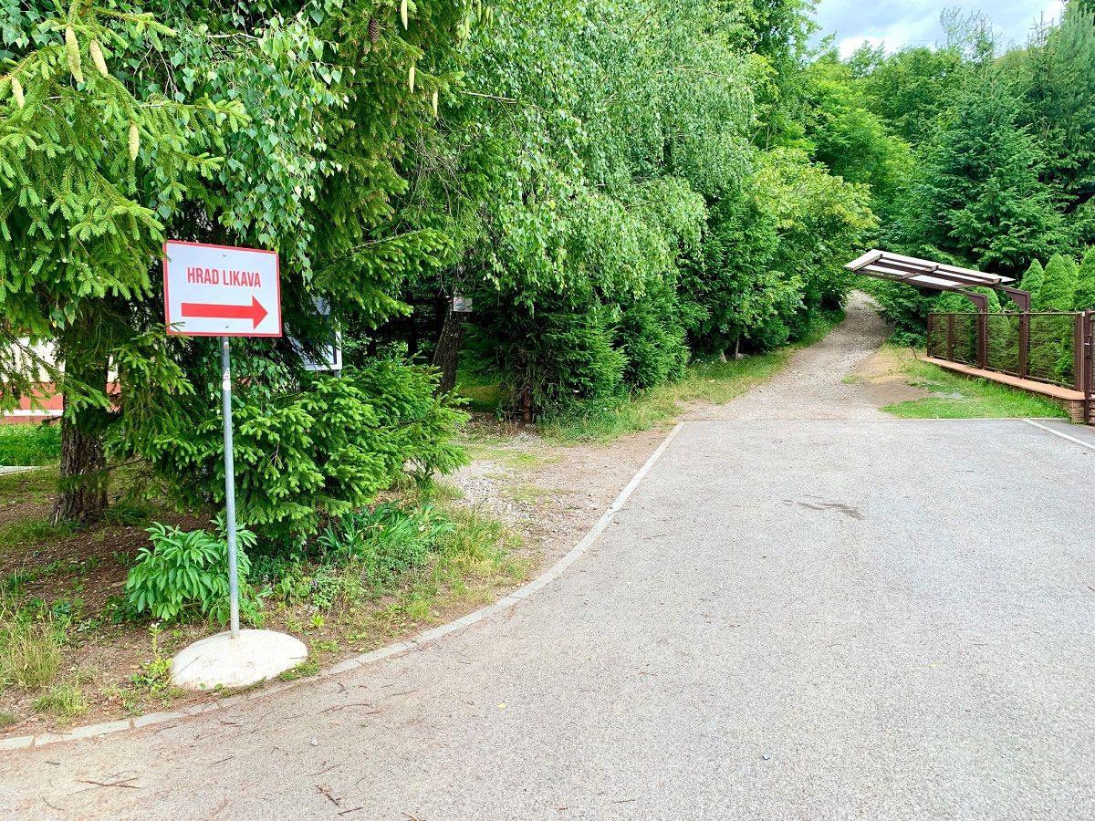Sledujte navigačné tabule! Tie vás bezpečne a bez blúdenia vyvedú na hrad.