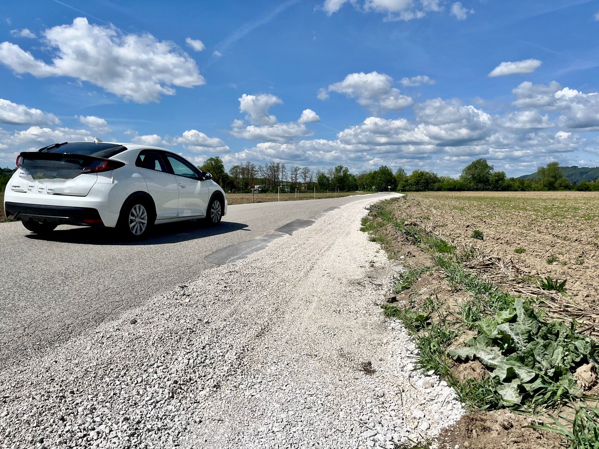 Obrovské a hlboké výmole a prepadliská budú nateraz na úseku medzi Mojšom a Varínom zažehnané. Správa ciest v týchto dňoch cestu upravuje po takmer celej dĺžke. Zdroj: Michala Staníková