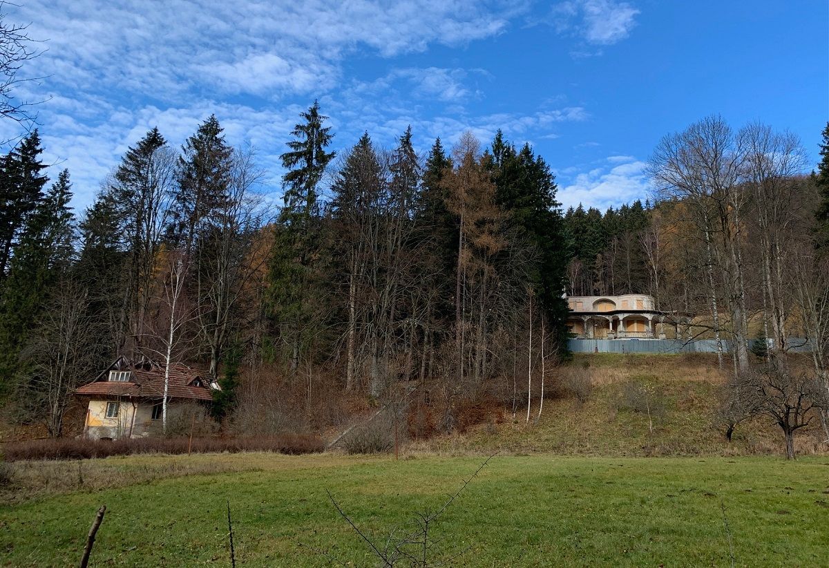 Chalúpka je situovaná najbližšie k zámku.
