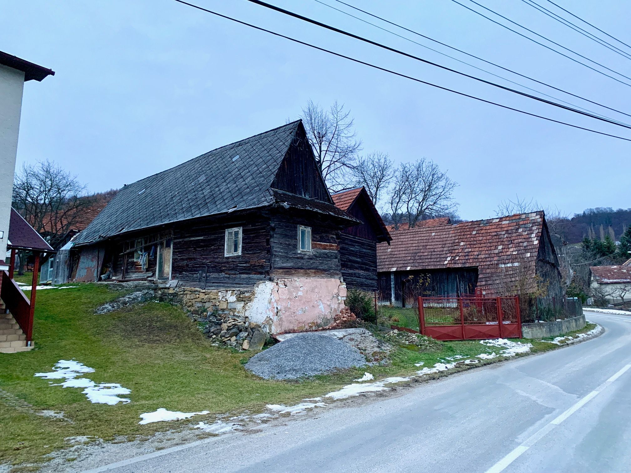 V dedine sa dodnes zachovalo niekoľko historických dreveníc. Zdroj: zilina.sp21.sk