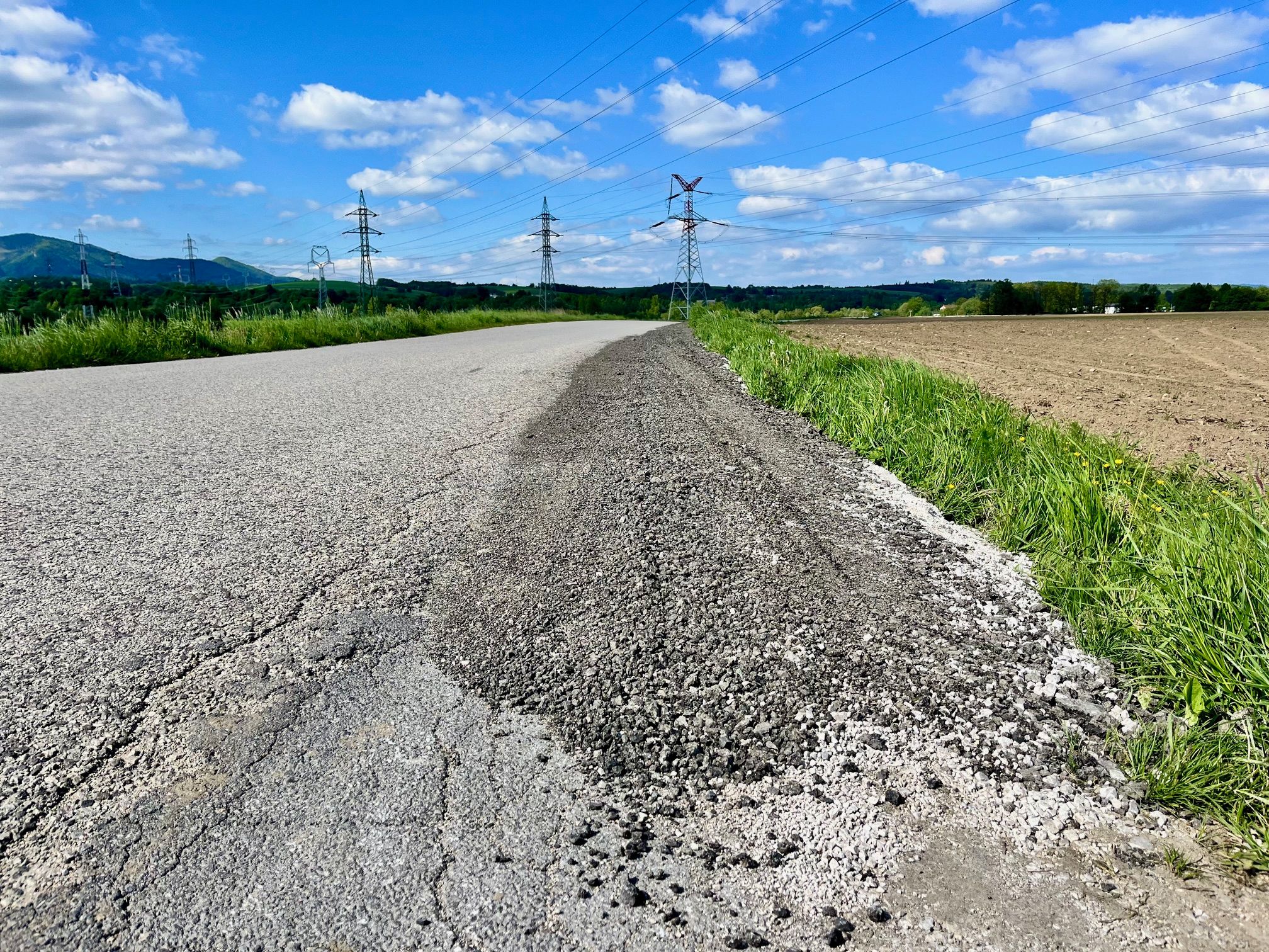 Aspoň provizórne rozšírenie by si žiadalo viac ciest v celom kraji, chýbajú však finančné prostriedky. Zdroj: Michala Staníková