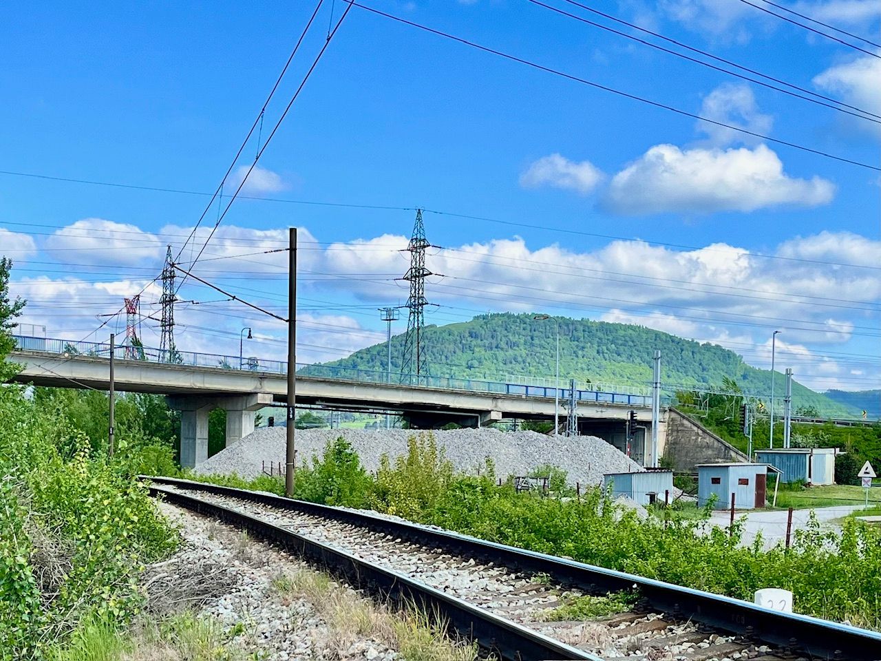 Pre tragické nehody na hlavnej trati Žilina - Košice vybudovali v minulosti nad koľajiskom cestný nadjazd. Zdroj: Michala Staníková