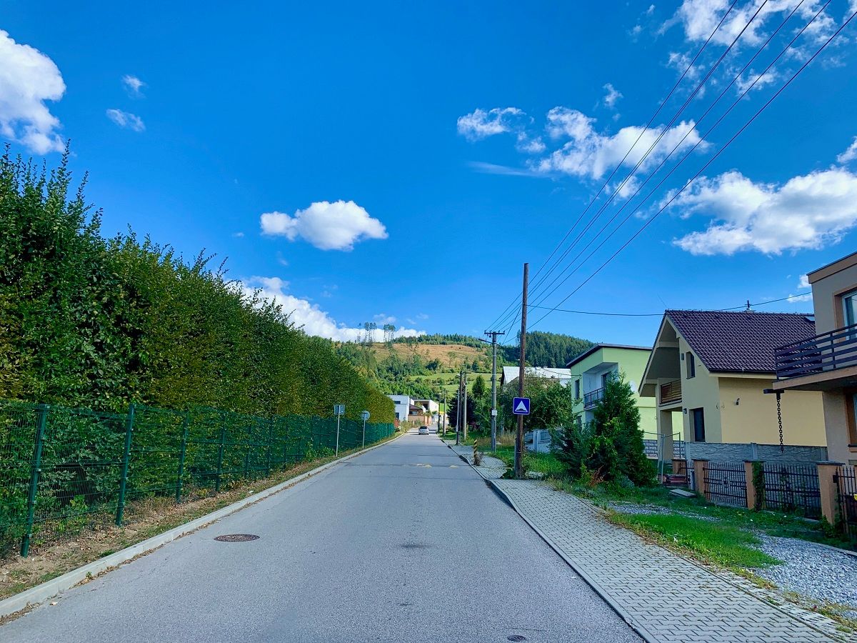 Ku grófovi sa poľahky dostanete z centra obce, ale aj z Ulice Do hrbov, ktorá sa nachádza na konci obce, pri školiacom stredisku automobilového závodu Kia.