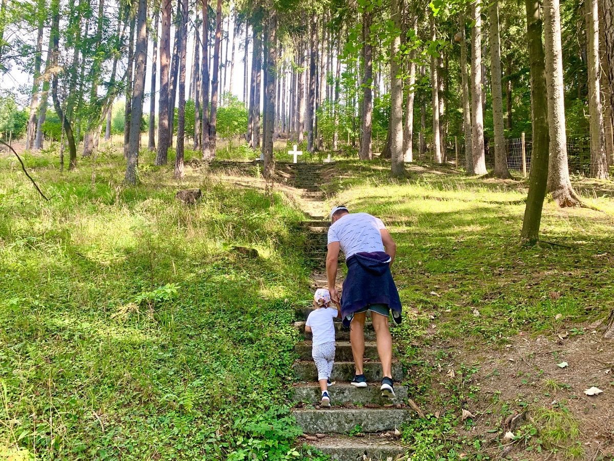 Stúpame po schodoch a pred nami sa odkrýva pohľad na miesto posledného odpočinku grófa Majlátha.