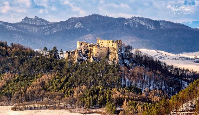 Návštevu dvojkresla môžete spojiť s výletom na Lietavský hrad, ktorý sa nachádza necelú hodinu chôdze od kresiel.