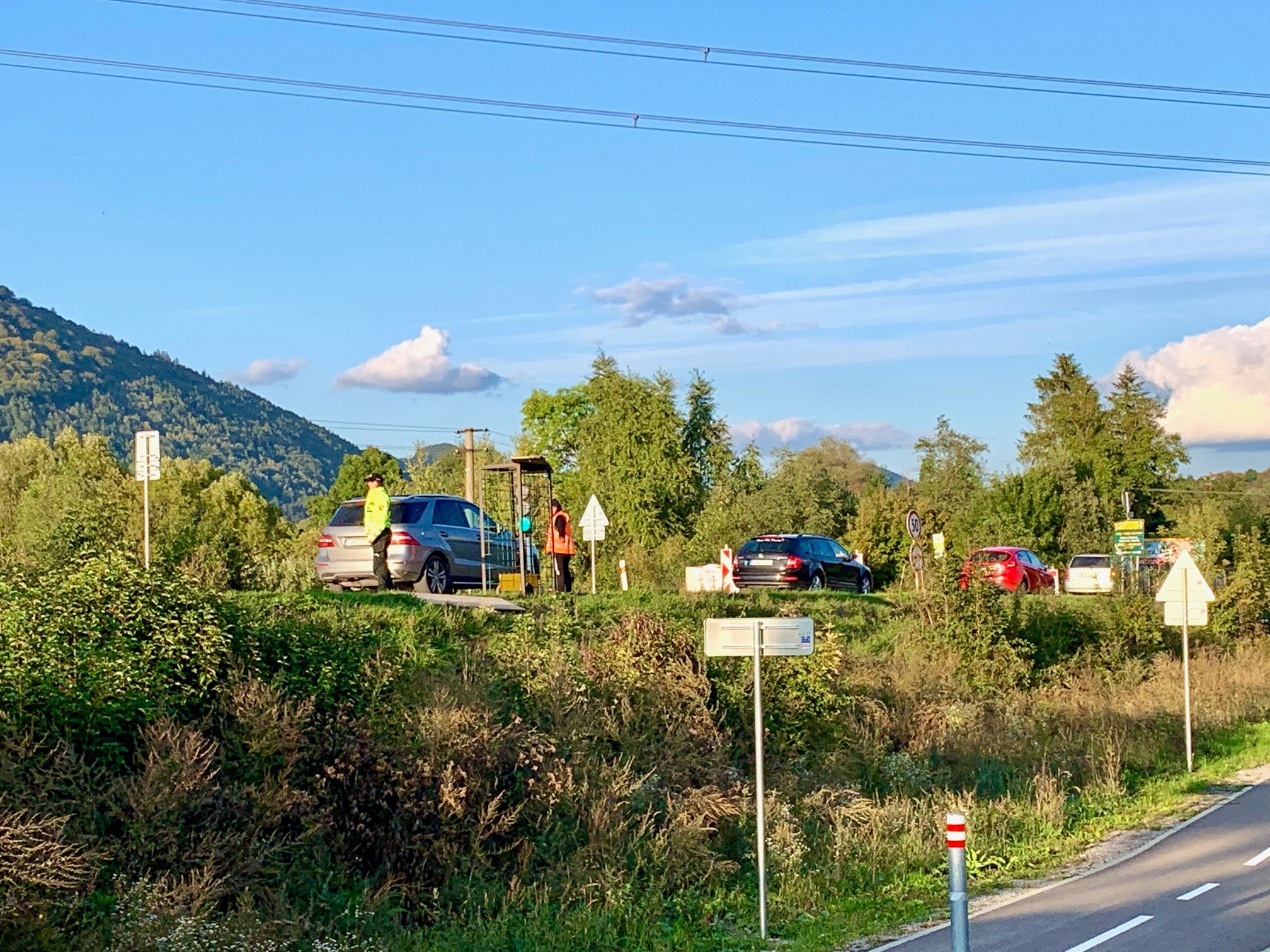 V čase našej návštevy, v piatok podvečer, usmerňovala dopravu polícia.