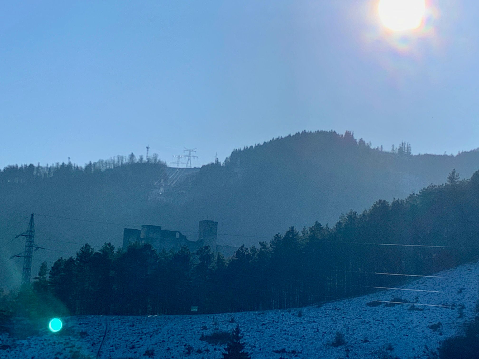 Vedľa Bôreka sa nachádza vrch Špicák, na ktorom je vyhliadková veža a za ním hrad Strečno. Zdroj: zilina.sp21.sk