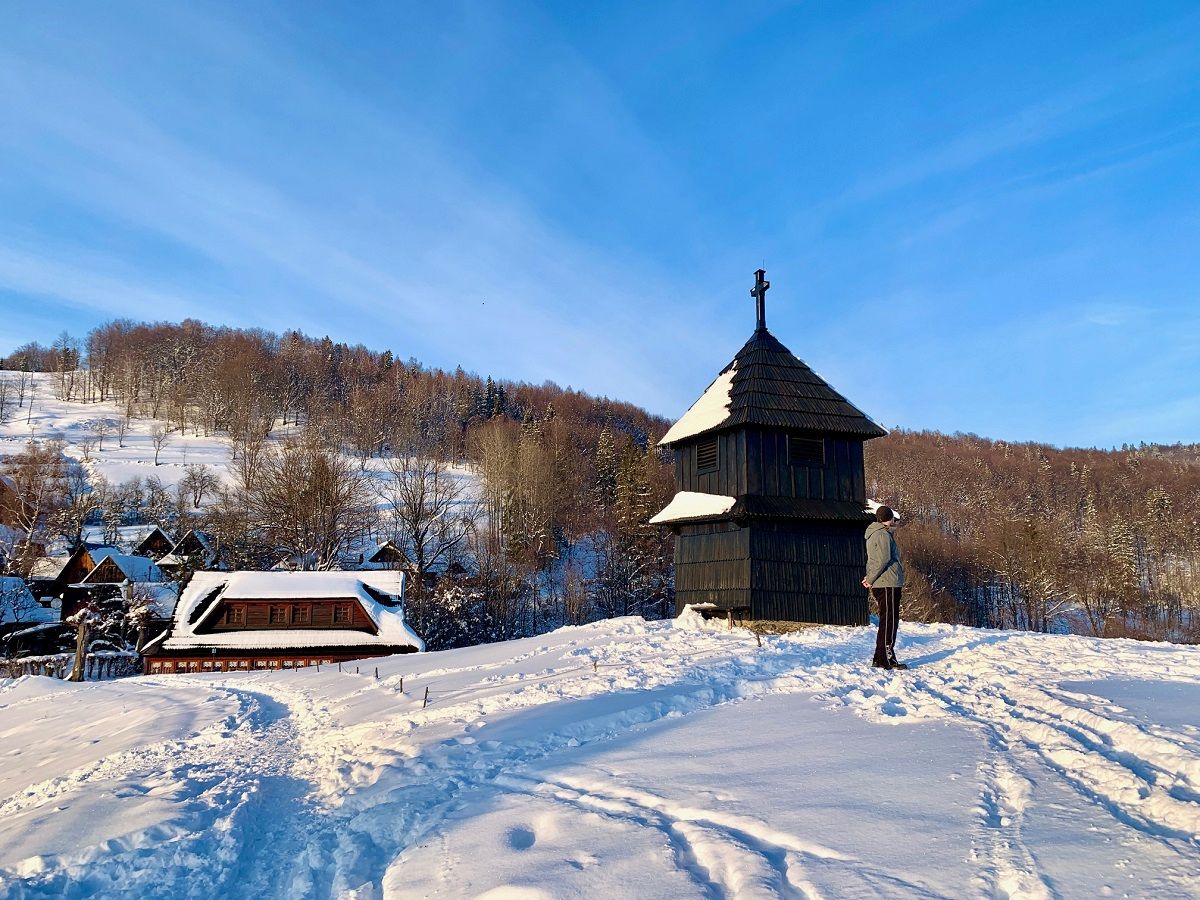 Zvonica stojí na rozhraní Malej Fatry a Kysuckej vrchoviny. Sú odtiaľto nádherné výhľady na všetky smery.