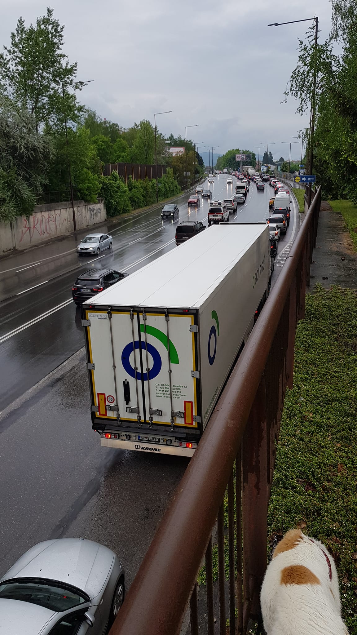 Karol Čepec Z mosta na Bernolákovej v smere ku križovatke Hypertesco, odbočovací pruh na Vlčince plný od veľkogaráží..jpg