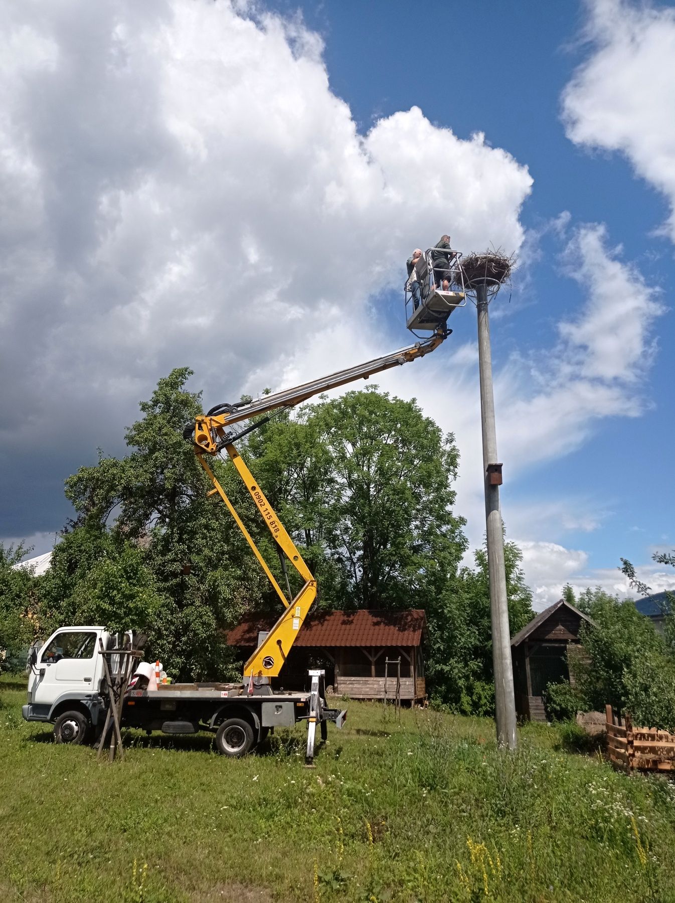 Krúžkovanie bociana vo Varíne Foto G. Kalašová.jpg